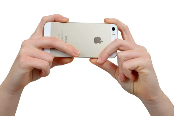 Mujer sosteniendo la mano Apple iPhone 5S teléfono inteligente —  Fotos de Stock