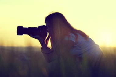 Slr fotoğraf makinesi ile fotoğraf çekmeye fotoğrafçı