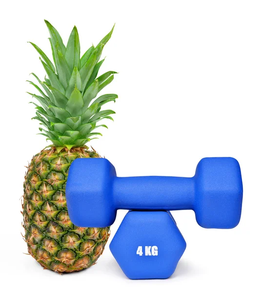 Blå fitness hantlar med ananas — Stockfoto