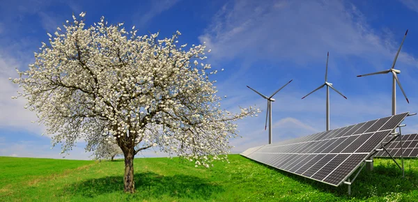 Sonnenkollektoren mit Windkraftanlagen — Stockfoto