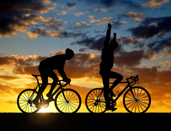 Silhouette de deux cyclistes — Photo