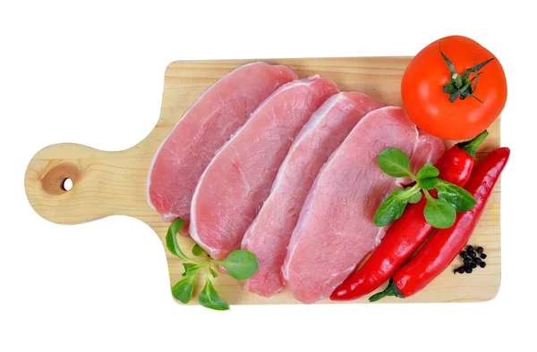 Carne fresca crua com pimentão e tomate a bordo — Fotografia de Stock
