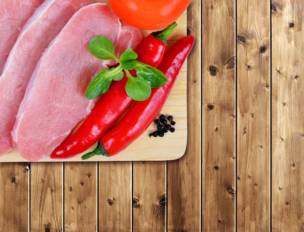 Rohes frisches Fleisch mit Chilischoten — Stockfoto