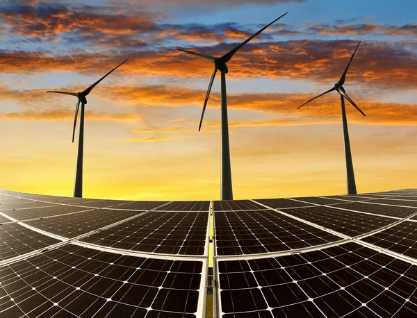Solenergi paneler och vindkraftverk — Stockfoto