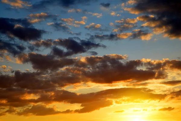 Ciel coloré avec nuages au coucher du soleil. — Photo