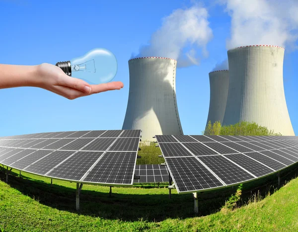Pannelli solari con centrale nucleare — Foto Stock