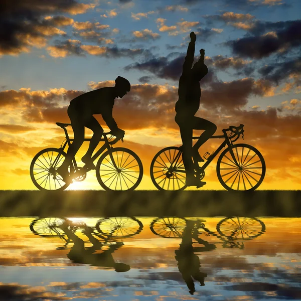 Silhouette of two cyclists — Stock Photo, Image