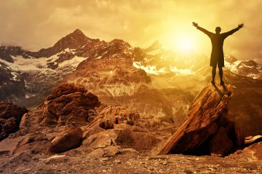 Günbatımında turist silüeti