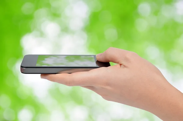 Frau hält Smartphone in der Hand — Stockfoto