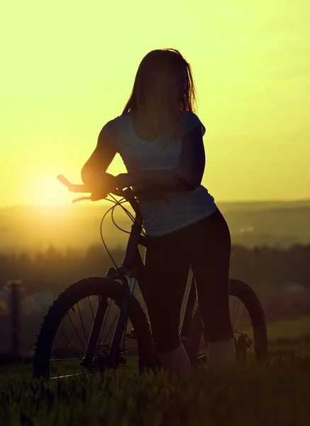 Chica con bicicleta — Foto de Stock