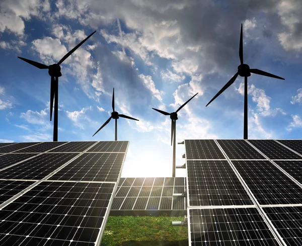 güneş panelleri, Rüzgar türbinleri ile