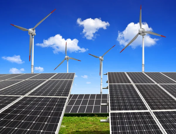 Zonne-energie panelen en windturbines — Stockfoto