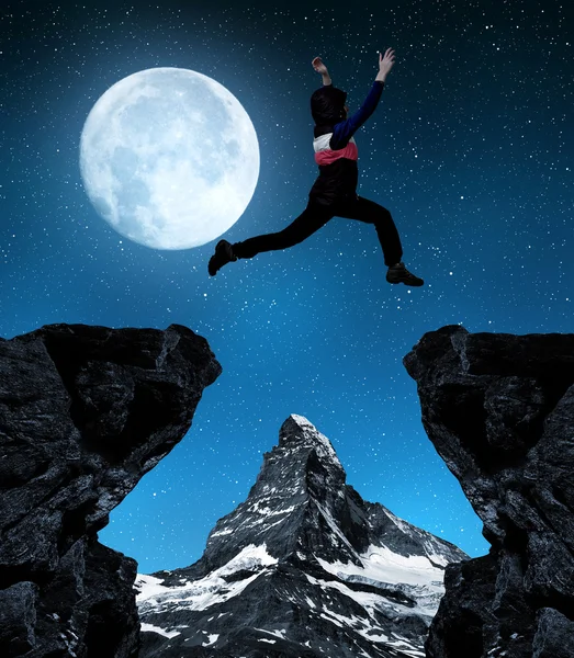 Girl jumping over the gap — Stock Photo, Image