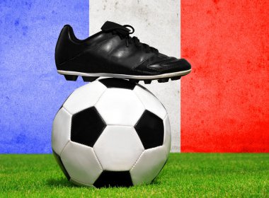 Futbol topu ve ayakkabısı çim