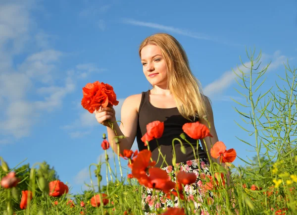 Dívka v oboru — Stock fotografie