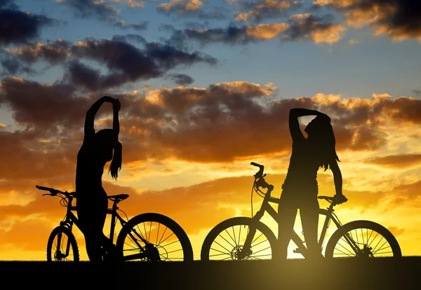 Kızlar bir bisiklet üzerinde — Stok fotoğraf