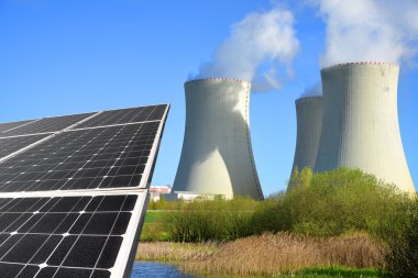 Güneş enerjisi panelleri ve nükleer enerji santrali