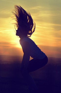 gün batımında atlama kadın