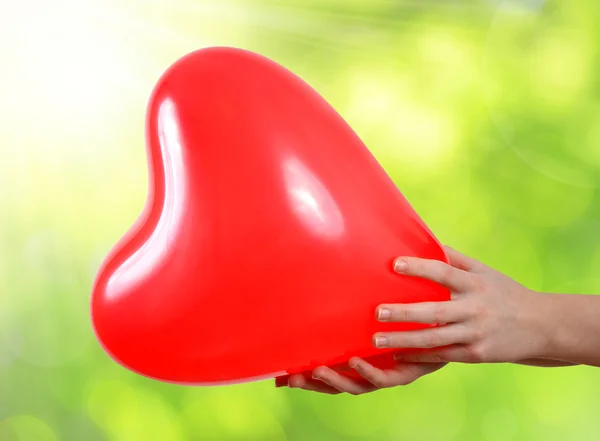 Elinde şekil kalbinde balon — Stok fotoğraf