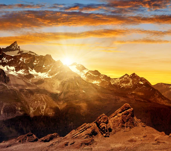 Zinalrothorn dağın üzerinden günbatımı — Stok fotoğraf