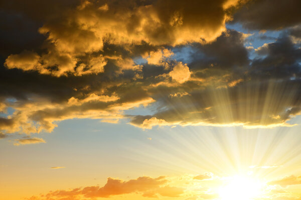 красочное небо с облаками на закате.