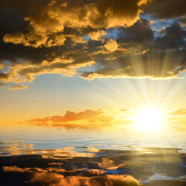 Cielo colorido con nubes al atardecer — Foto de Stock