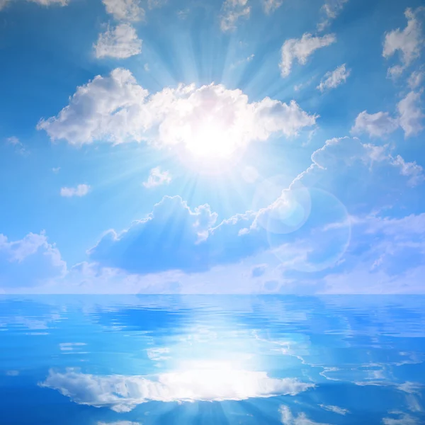 Cielo soleggiato con nuvole sopra un livello dell'acqua . — Foto Stock