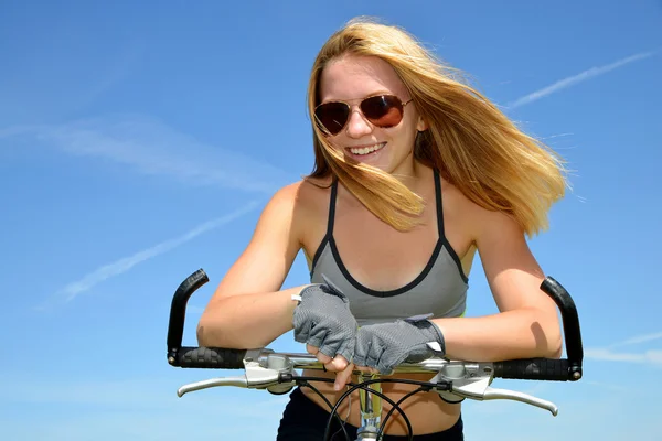 Menina na bicicleta — Fotografia de Stock