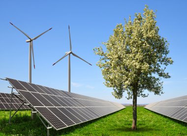 Güneş enerjisi panelleri ile rüzgar türbinleri.