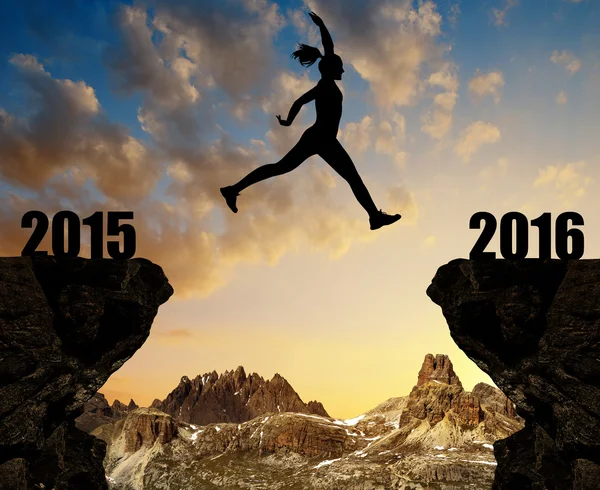La silueta la muchacha salta al Nuevo Año 2016 — Foto de Stock