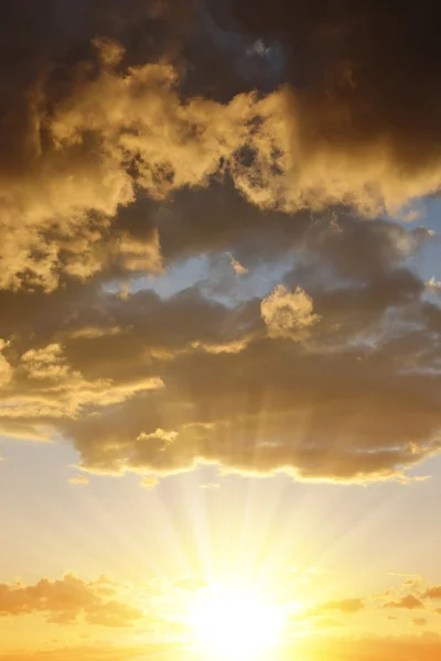 Céu colorido com nuvens ao pôr do sol . — Fotografia de Stock