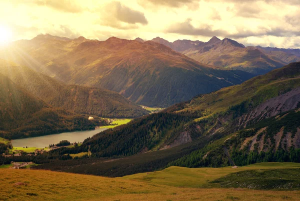 Uitzicht op het meer Davos bij zonsopgang. — Stockfoto