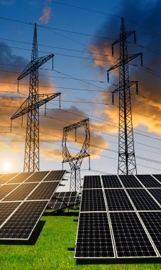 güneş panelleri ile elektrik direkleri.
