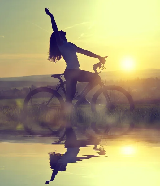 Chica en una bicicleta — Foto de Stock