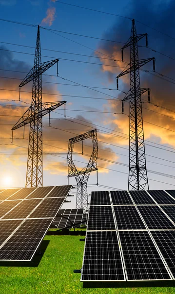 Painéis solares com postes de eletricidade . — Fotografia de Stock