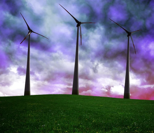 Turbinas eólicas en nubes de tormenta oscura . —  Fotos de Stock