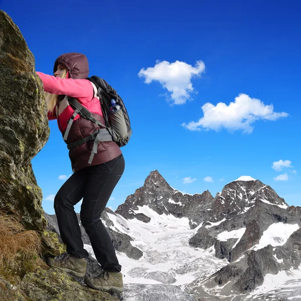 Chica escalando en la roca — Foto de Stock