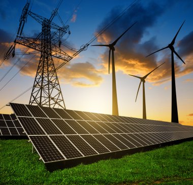 Güneş panelleri ile rüzgar türbinleri ve elektrik pilon