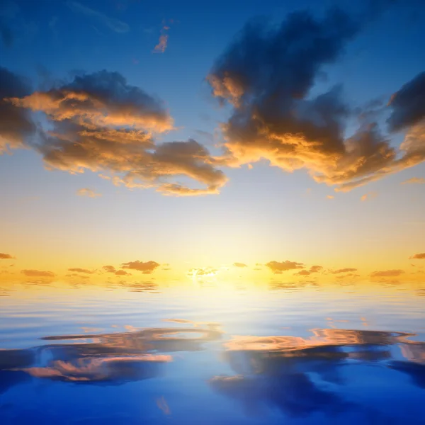 Kleurrijke hemel met wolken bij zonsondergang. — Stockfoto