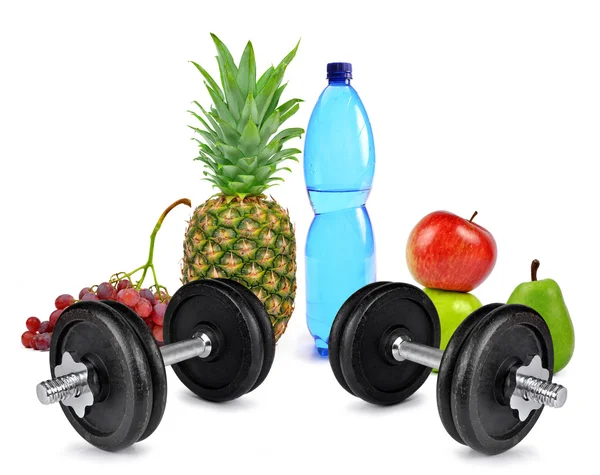 Fitness halteres, garrafa PET com água potável e frutas — Fotografia de Stock