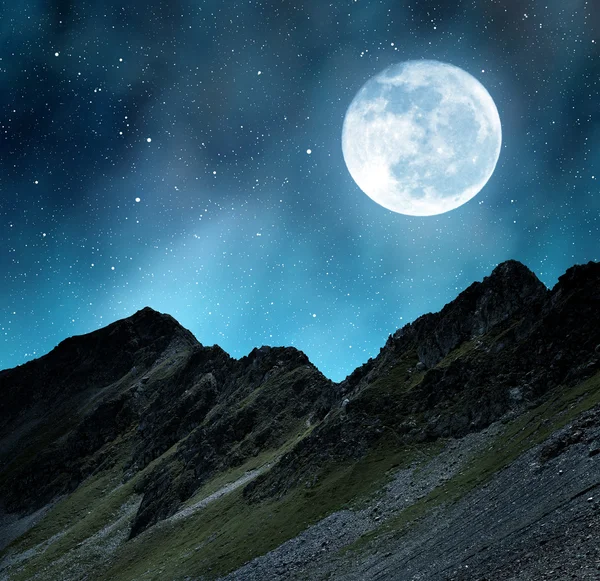 ダヴォス ・ プラッツの夜の美しい高山景観. — ストック写真