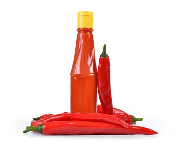 Ďábelská omáčka v láhvi s červeným chilli papričkou — Stock fotografie