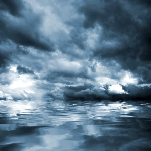 Dark storm clouds before rain above the water level. — Stock Photo, Image