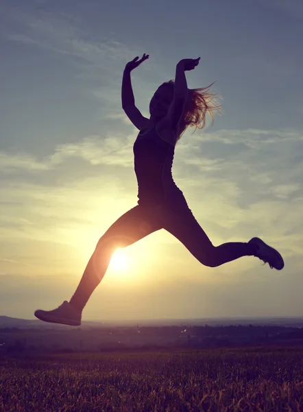 Young woman jumping — Stock Photo, Image