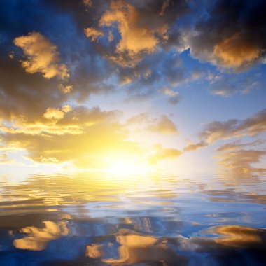 Gün batımında bulutlu renkli gökyüzü.