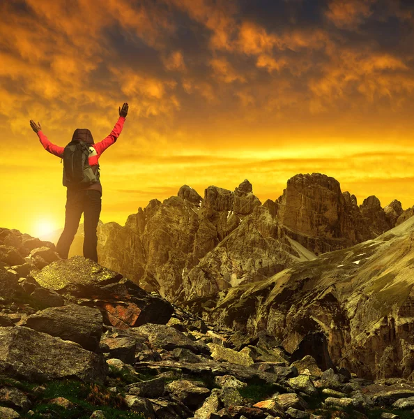 Kız bir kayanın üzerinde — Stok fotoğraf