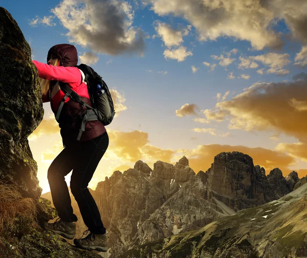 Mädchen auf Felsen bei Sonnenuntergang — Stockfoto