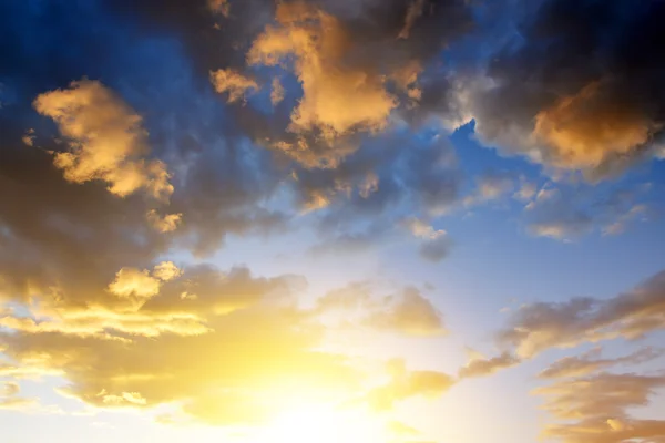 Bunter Himmel mit Wolken bei Sonnenuntergang. — Stockfoto