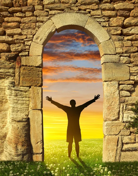 A man standing at the gate to paradise. — Stock Photo, Image