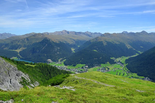 Beautiful alpine landscape with views of the Davos. — Stock Photo, Image